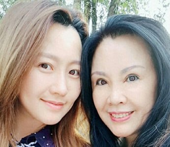 ​59岁潘长江妻子杨云近照曝光，网友：母女俩的双眼皮好吓人