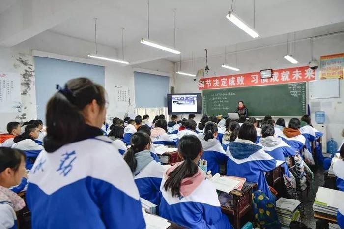 十二年义务教育来了？江西这地免高中学费！本学期已交的全部退还！